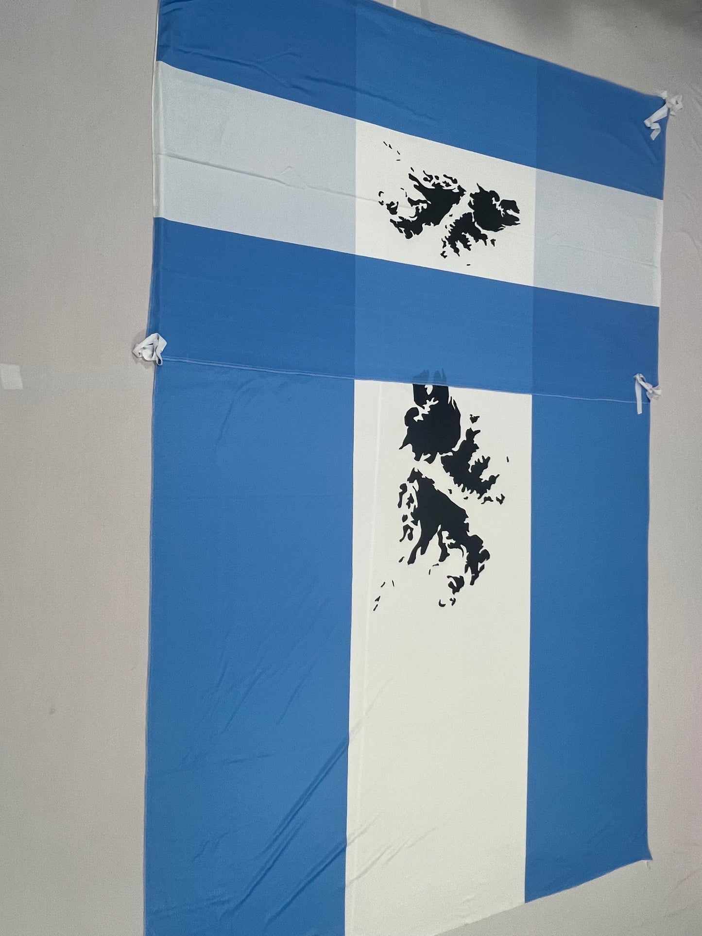 Banderas de Malvinas Argentinas (modelo 1 )– 1,50 x 1,00 m / 2,50 x 1,50 m – Tela Resistente – Envío Gratis a Todo el País 🇦🇷