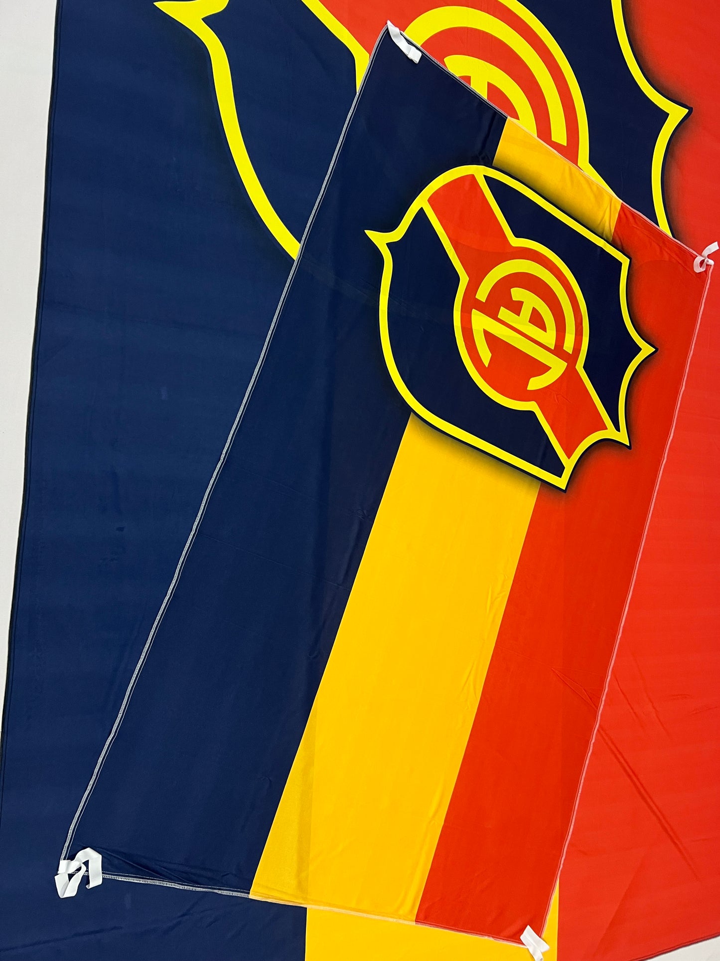 Bandera de Colegiales 🟡🔴🔵 Orgullo Tricolor – Personalizadas y Envío Gratis