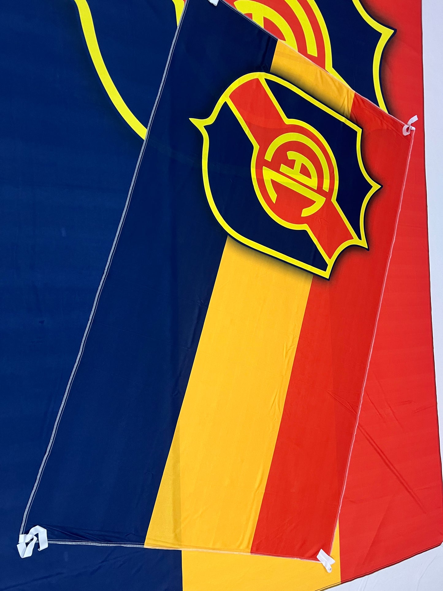 Bandera de Colegiales 🟡🔴🔵 Orgullo Tricolor – Personalizadas y Envío Gratis