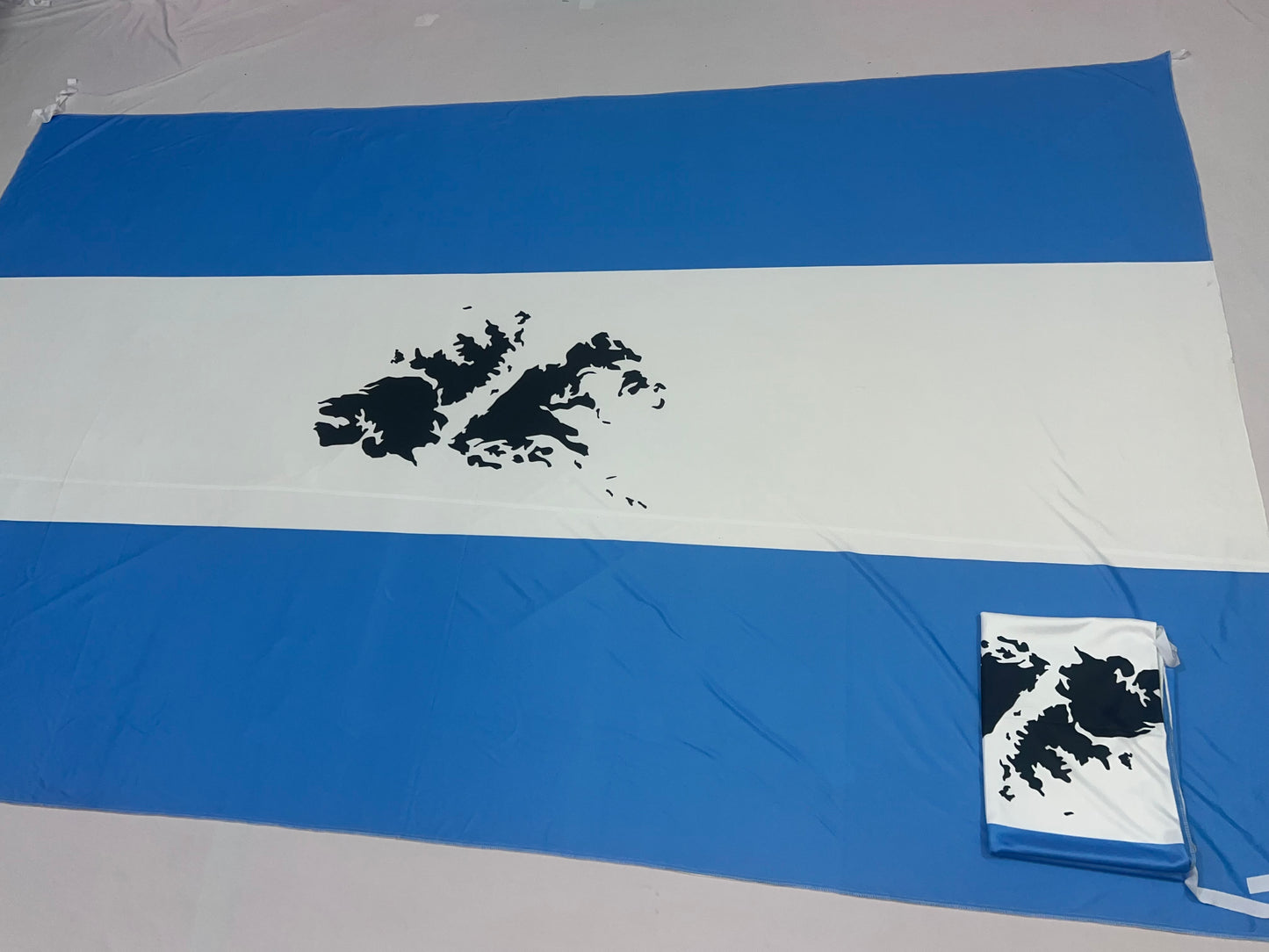 Banderas de Malvinas Argentinas (modelo 1 )– 1,50 x 1,00 m / 2,50 x 1,50 m – Tela Resistente – Envío Gratis a Todo el País 🇦🇷