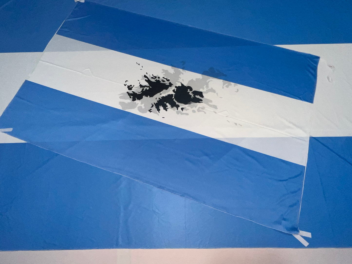 Banderas de Malvinas Argentinas (modelo 1 )– 1,50 x 1,00 m / 2,50 x 1,50 m – Tela Resistente – Envío Gratis a Todo el País 🇦🇷