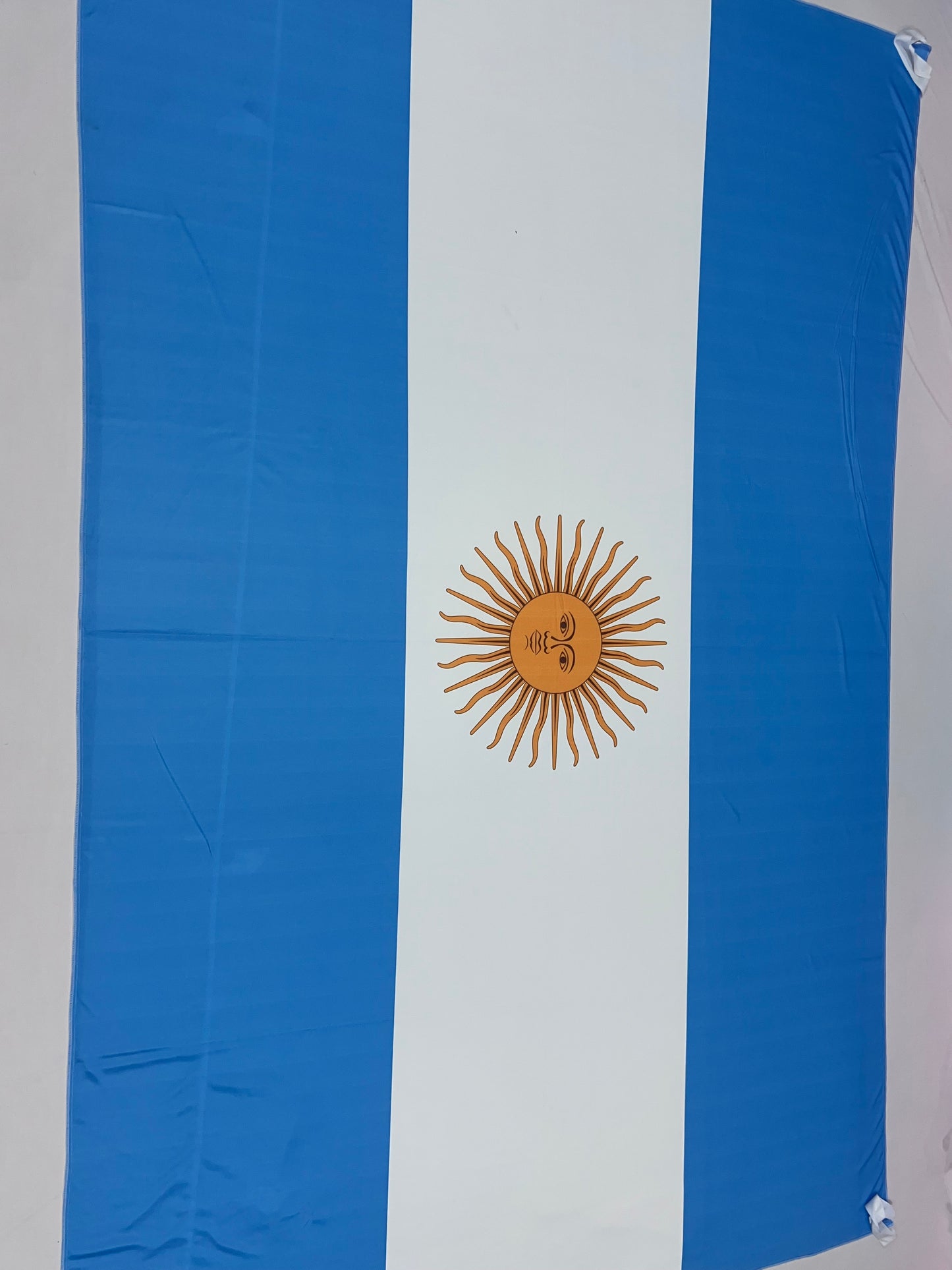 Bandera Argentina – 1,50 x 1,00 m / 2,50 x 1,50 m – Tela Resistente – Envío Gratis a Todo el País
