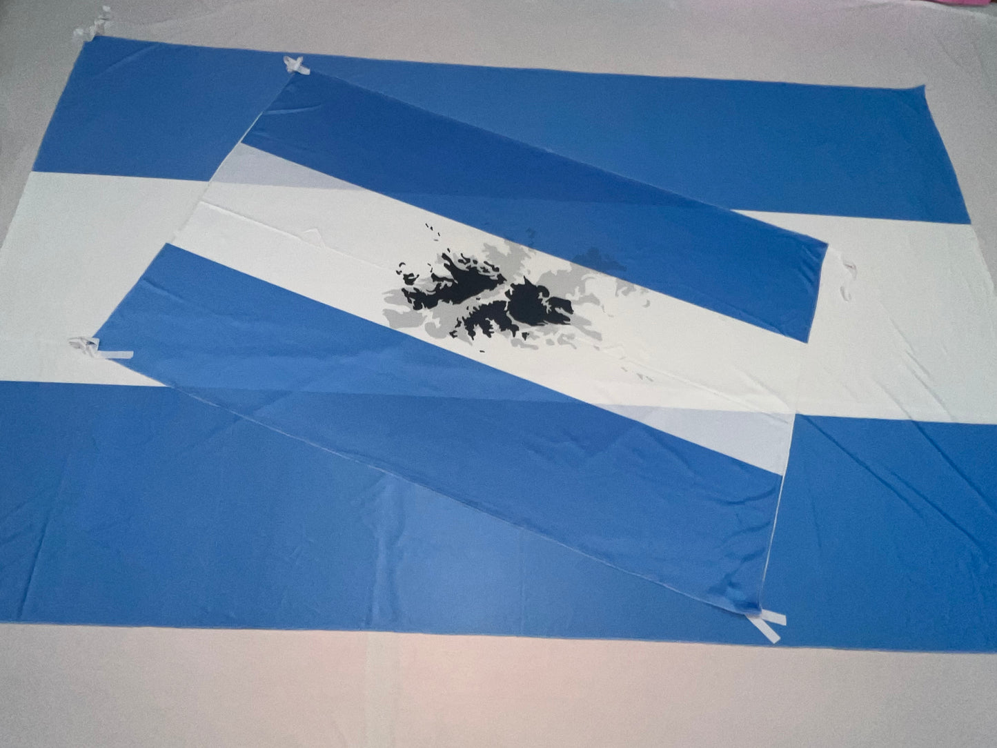 Banderas de Malvinas Argentinas (modelo 1 )– 1,50 x 1,00 m / 2,50 x 1,50 m – Tela Resistente – Envío Gratis a Todo el País 🇦🇷