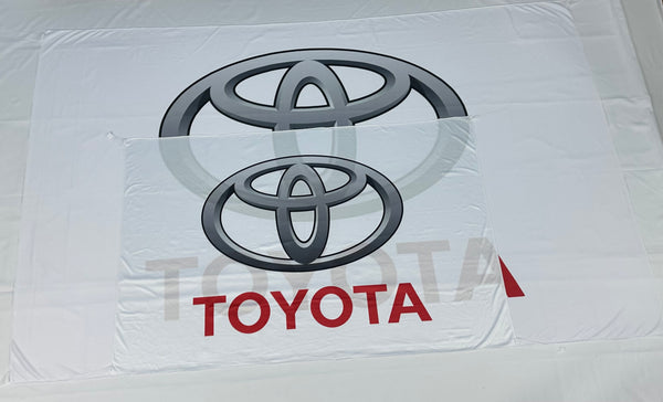 Bandera Toyota Blanca – 1,00 x 1,50 m / 1,50 x 2,50 m – ENVÍO GRATIS A TODO EL PAÍS