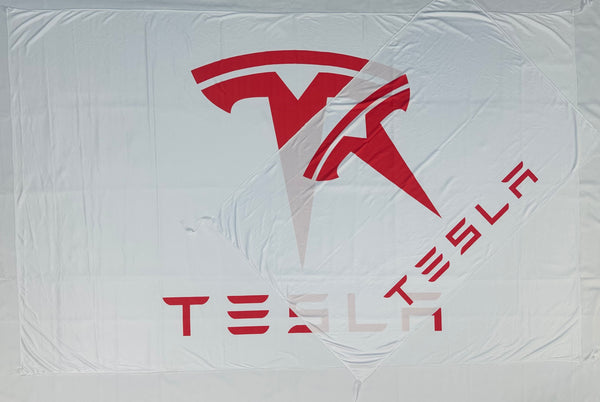 Bandera Tesla Blanca Letras Rojas – 1,00 x 1,50 m / 1,50 x 2,50 m – ENVÍO GRATIS A TODO EL PAÍS