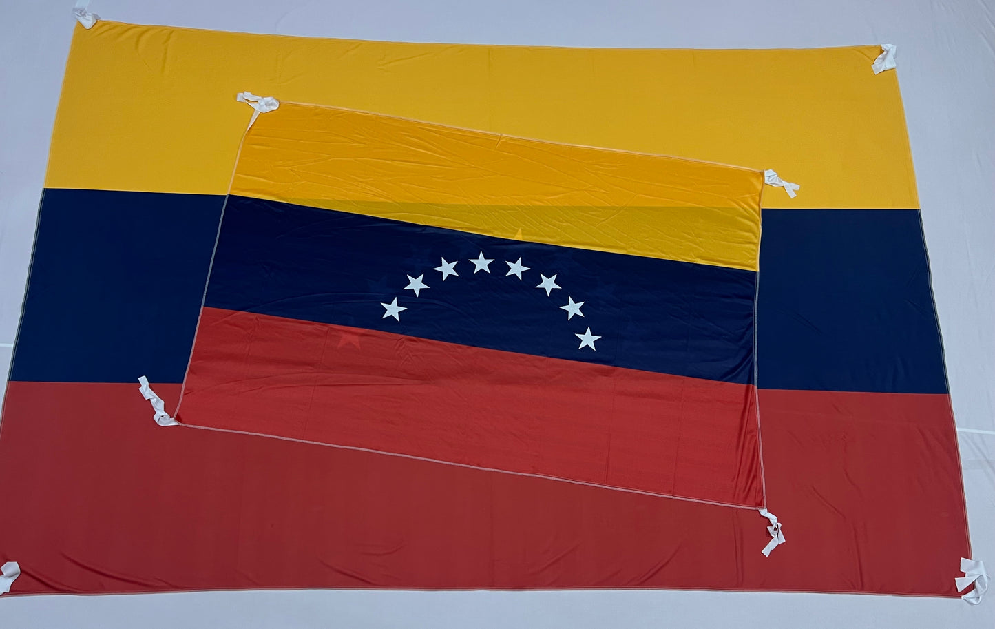 Banderas de Venezuela – 1,50 x 1,00 m / 2,50 x 1,50 m – Tela Resistente – Envío Gratis a Todo el País 🇻🇪