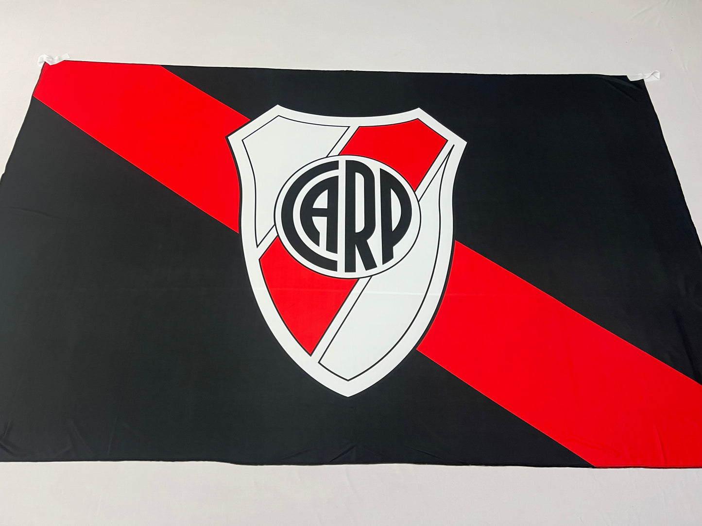 Bandera River (Negra) – 1,50 x 1,00 m / 2,50 x 1,50 m – Tela Resistente – Envío Gratis a Todo el País