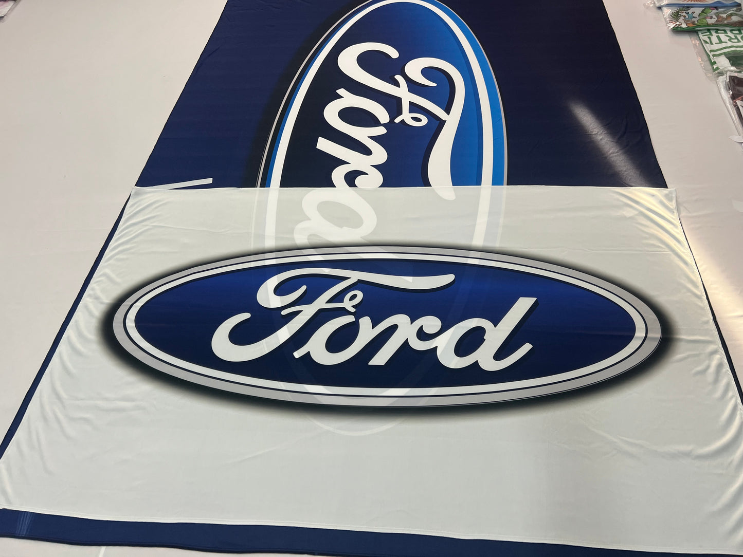 Banderas de Ford (Blanca)– 1,50 x 1,00 m / 2,50 x 1,50 m – Tela Resistente – Envío Gratis a Todo el País 🇦🇷
