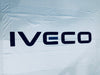 Bandera Iveco Blanca Letras Negras – 1,00 x 1,50 m / 1,50 x 2,50 m – ENVÍO GRATIS