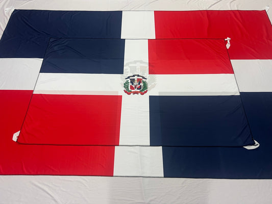 Bandera de República Dominica – 1,50 x 1,00 m / 2,50 x 1,50 m – Tela Resistente – Envío Gratis a Todo el País