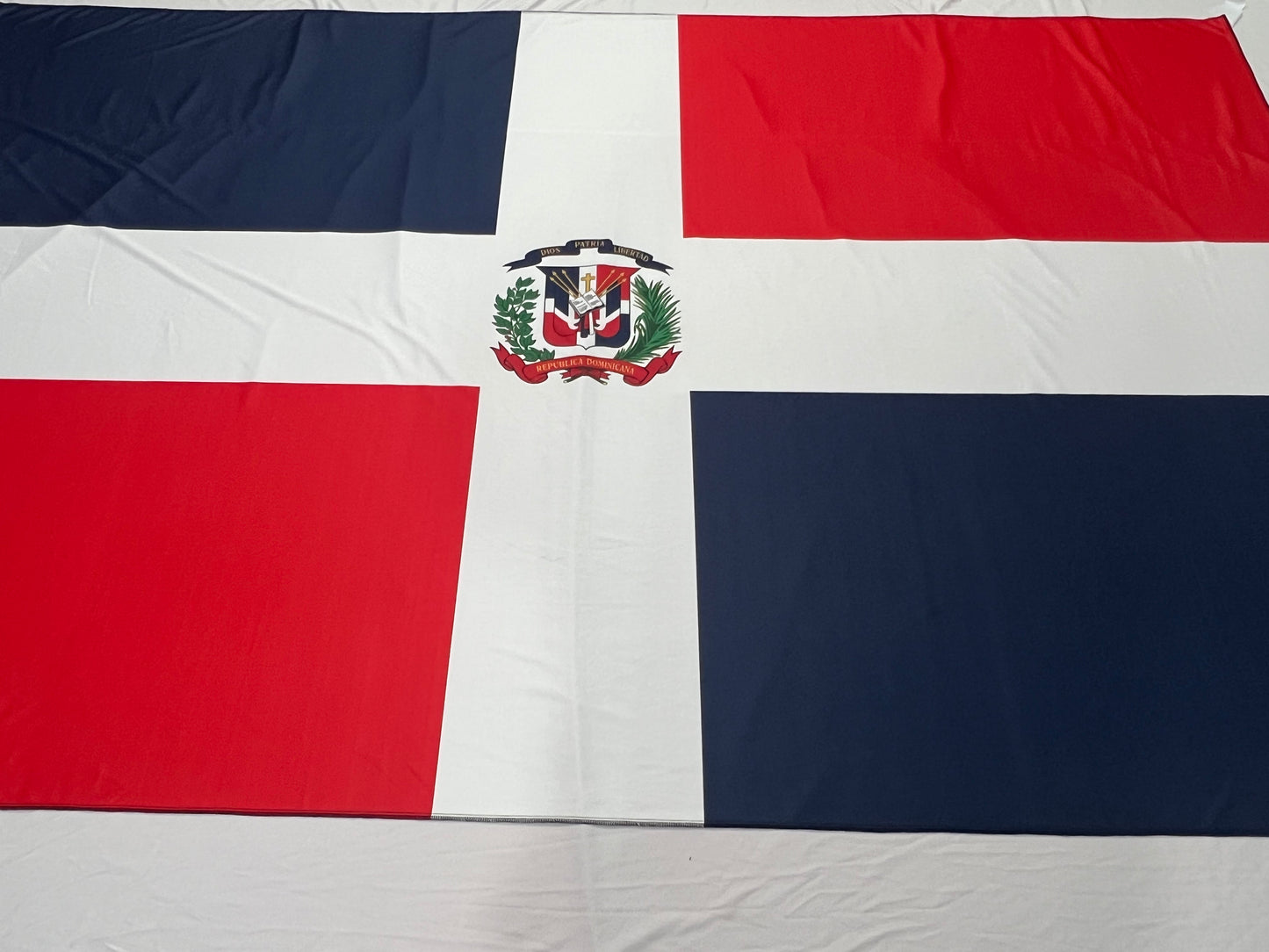 Bandera de República Dominica – 1,50 x 1,00 m / 2,50 x 1,50 m – Tela Resistente – Envío Gratis a Todo el País