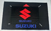 Bandera Suzuki Negra – 1,00 x 1,50 m / 1,50 x 2,50 m – ENVÍO GRATIS A TODO EL PAÍS