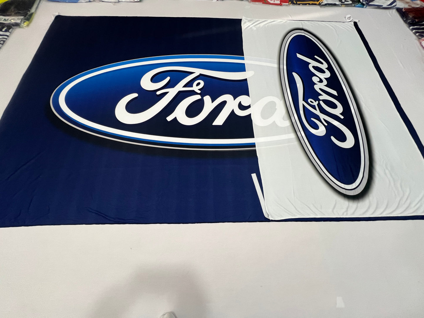 Banderas de Ford (Blanca)– 1,50 x 1,00 m / 2,50 x 1,50 m – Tela Resistente – Envío Gratis a Todo el País 🇦🇷