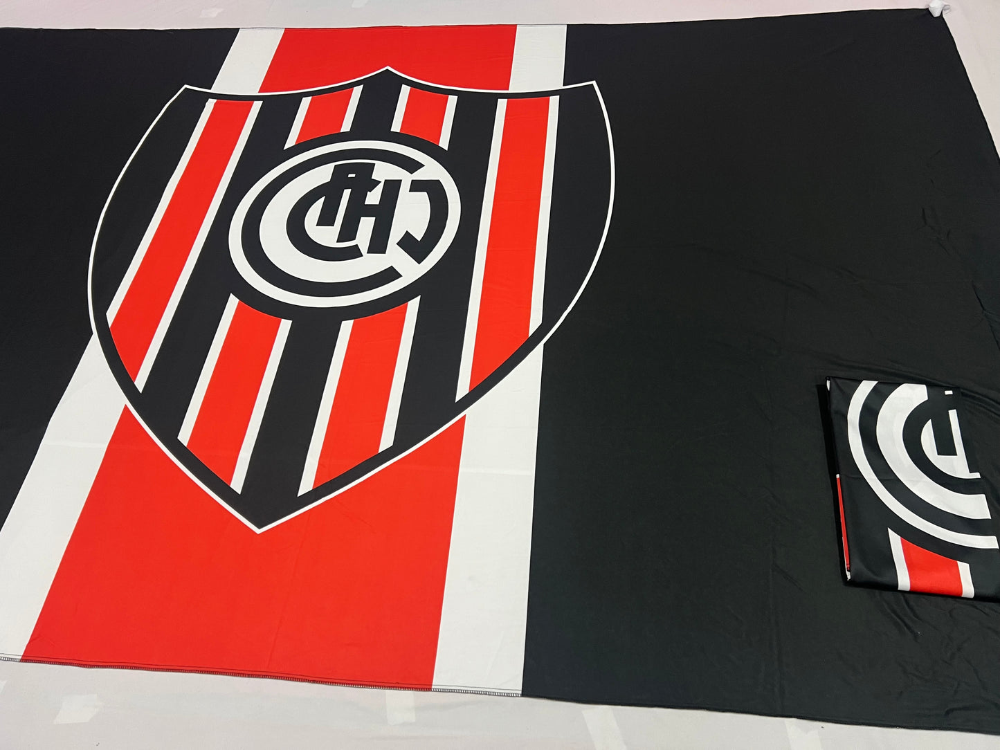 Banderas de Chacarita – 1,50 x 1,00 m / 2,50 x 1,50 m – Tela Resistente – Envío Gratis a Todo el País 🇦🇷