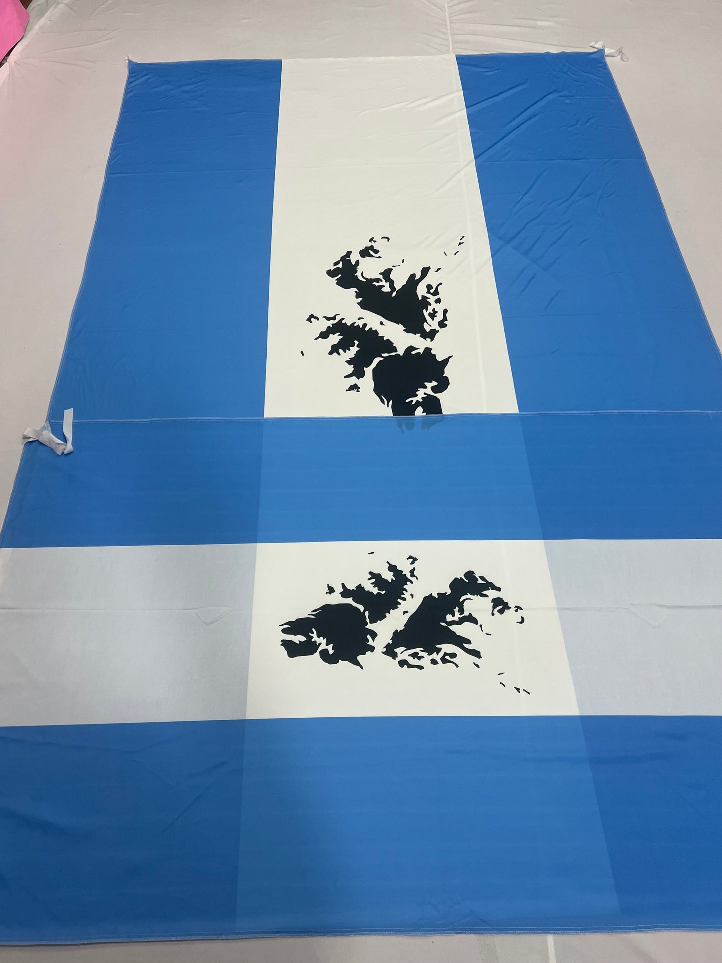 Banderas de Malvinas Argentinas (modelo 1 )– 1,50 x 1,00 m / 2,50 x 1,50 m – Tela Resistente – Envío Gratis a Todo el País 🇦🇷