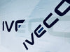Bandera Iveco Blanca Letras Negras – 1,00 x 1,50 m / 1,50 x 2,50 m – ENVÍO GRATIS