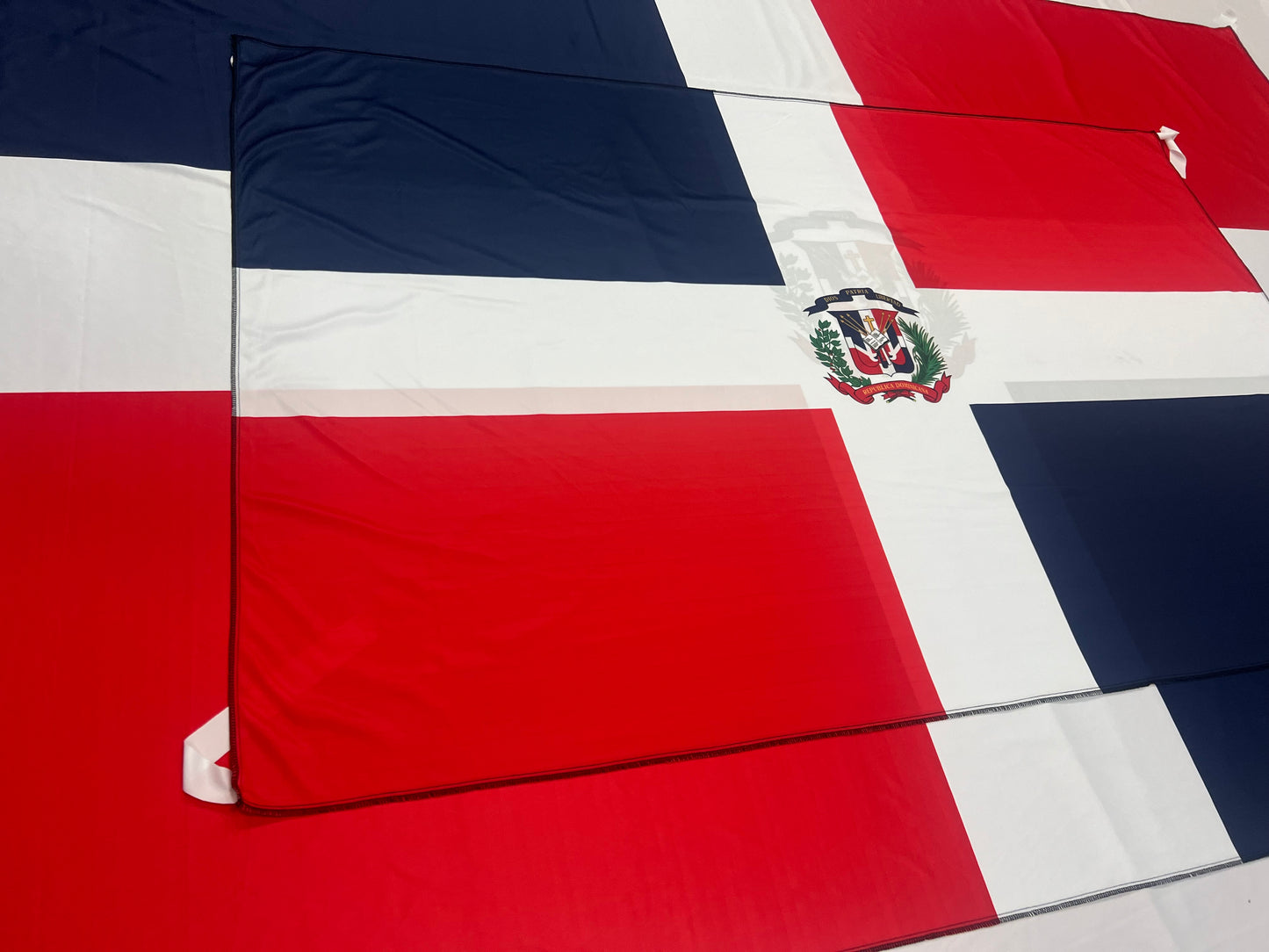 Bandera de República Dominica – 1,50 x 1,00 m / 2,50 x 1,50 m – Tela Resistente – Envío Gratis a Todo el País