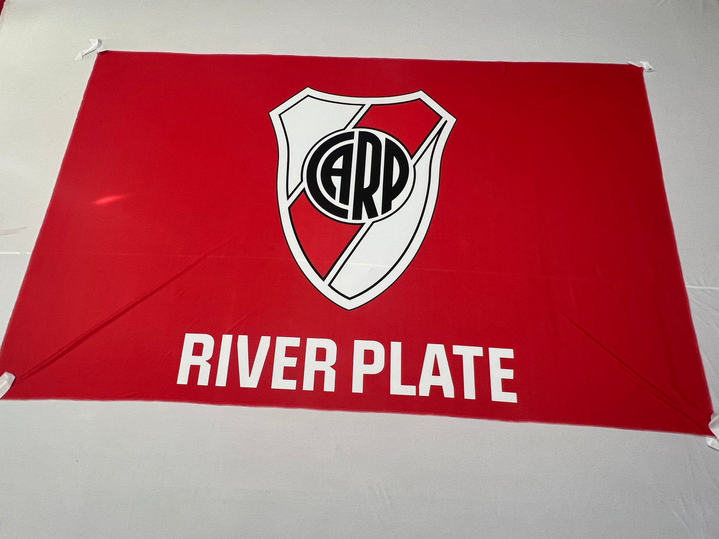 Bandera River (Roja) – 1,50 x 1,00 m / 2,50 x 1,50 m – Tela Resistente – Envío Gratis a Todo el País