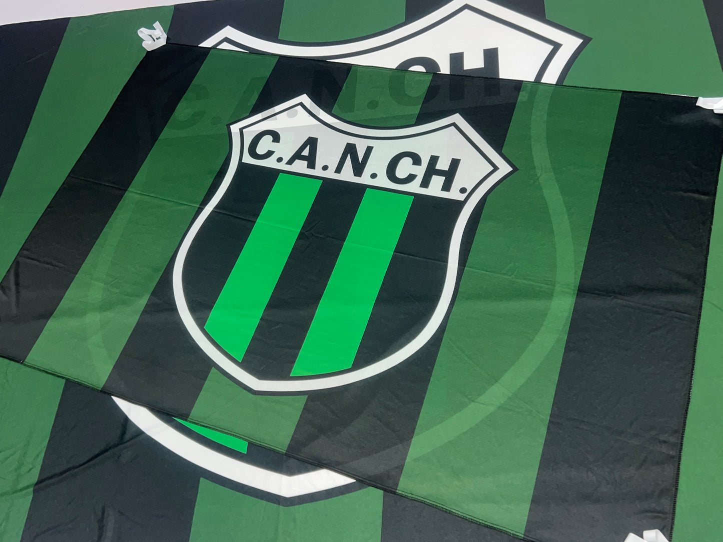 Banderas de Nueva Chicago – 1,50 x 1,00 m / 2,50 x 1,50 m – Tela Resistente – Envío Gratis a Todo el País 🇦🇷