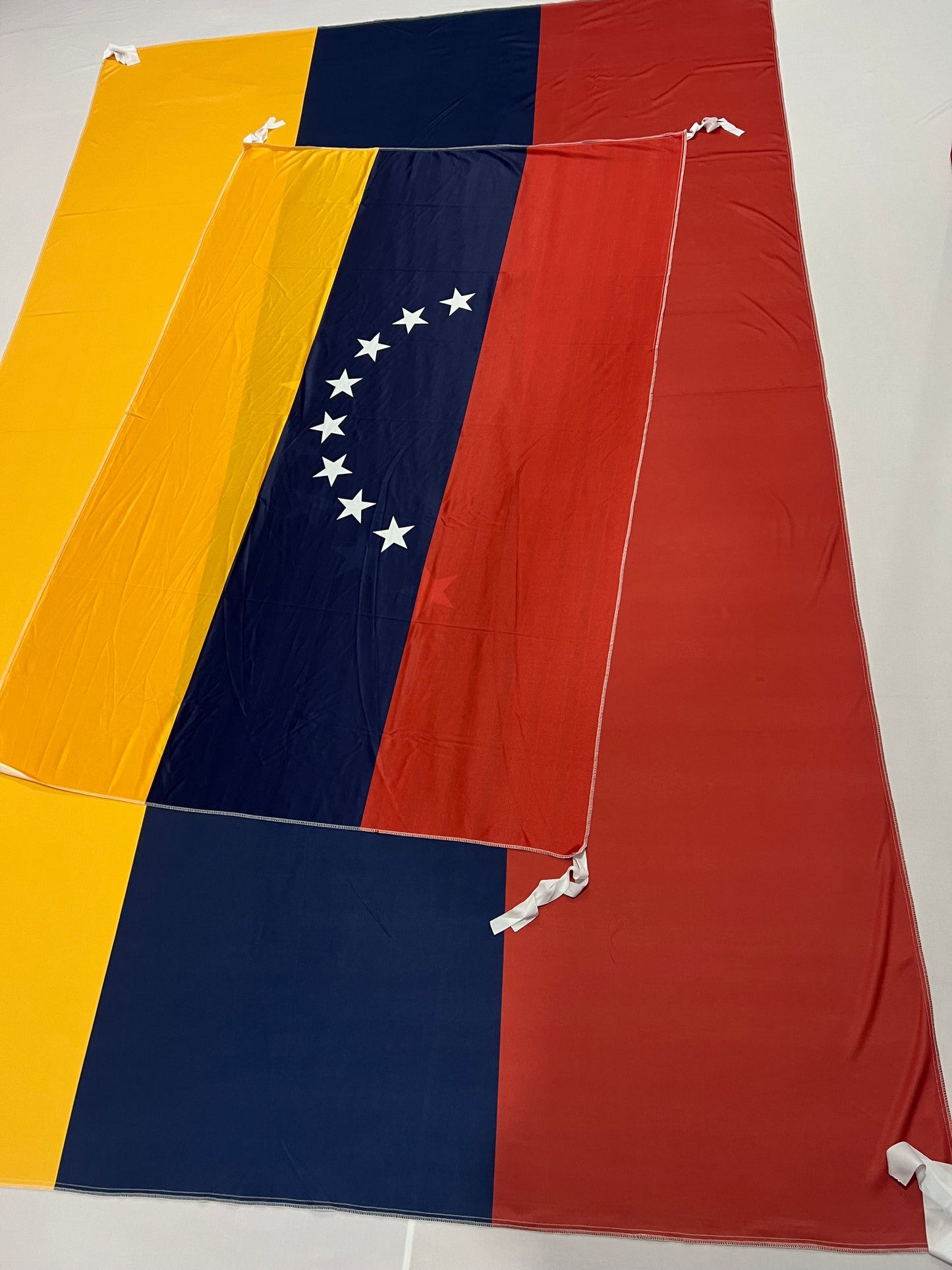 Banderas de Venezuela – 1,50 x 1,00 m / 2,50 x 1,50 m – Tela Resistente – Envío Gratis a Todo el País 🇻🇪