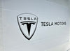 Bandera Tesla Blanca Letras Negras – 1,00 x 1,50 m / 1,50 x 2,50 m – ENVÍO GRATIS