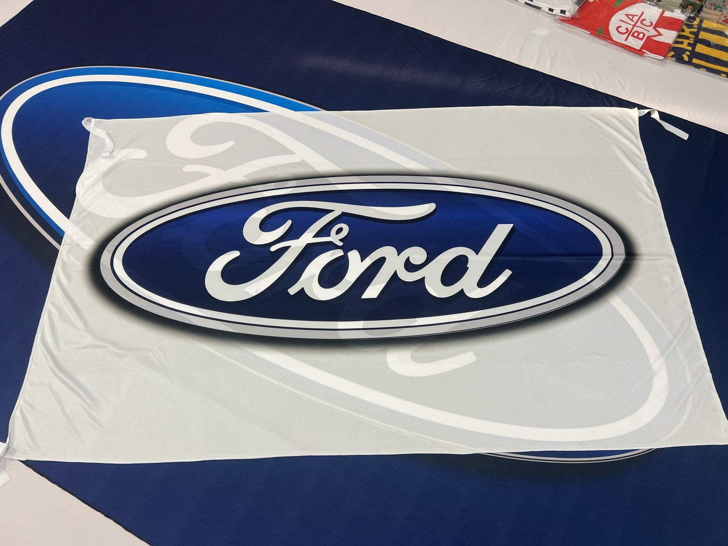 Banderas de Ford (Blanca)– 1,50 x 1,00 m / 2,50 x 1,50 m – Tela Resistente – Envío Gratis a Todo el País 🇦🇷