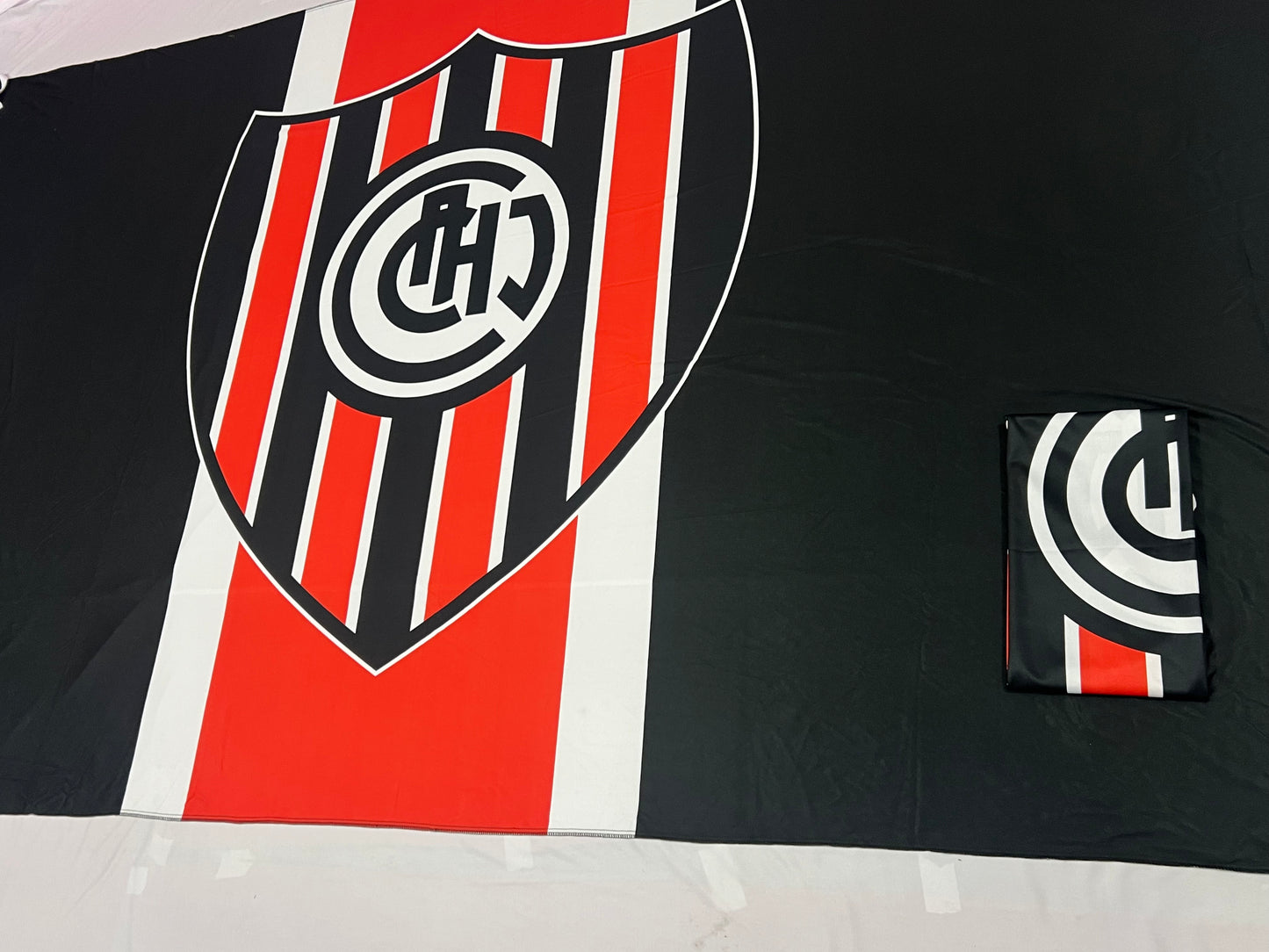 Banderas de Chacarita – 1,50 x 1,00 m / 2,50 x 1,50 m – Tela Resistente – Envío Gratis a Todo el País 🇦🇷