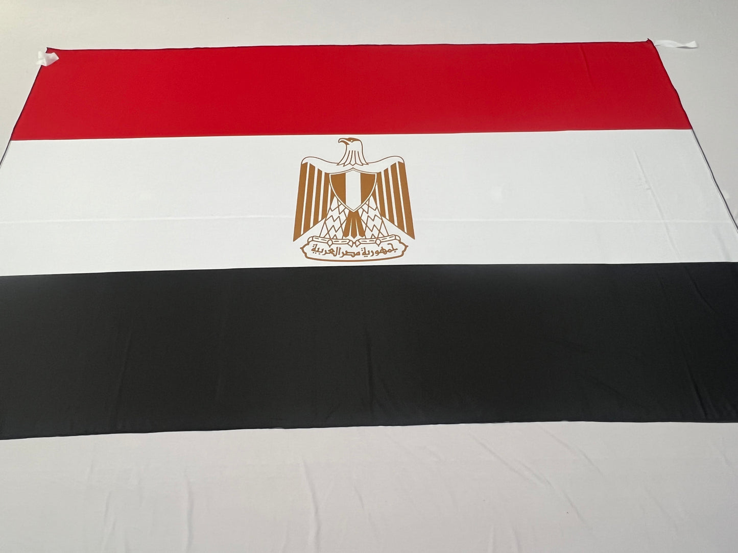 Bandera Egipto – 1,50 x 1,00 m / 2,50 x 1,50 m – Tela Resistente – Envío Gratis a Todo el País