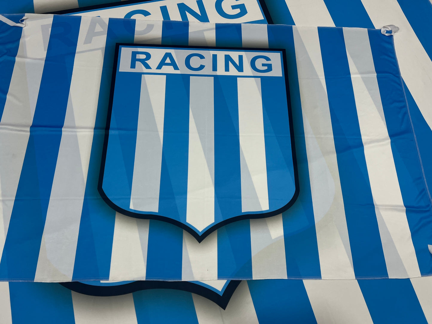 Banderas de Racing Club – 1,50 x 1,00 m / 2,50 x 1,50 m – Tela Resistente – Envío Gratis a Todo el País 🇦🇷