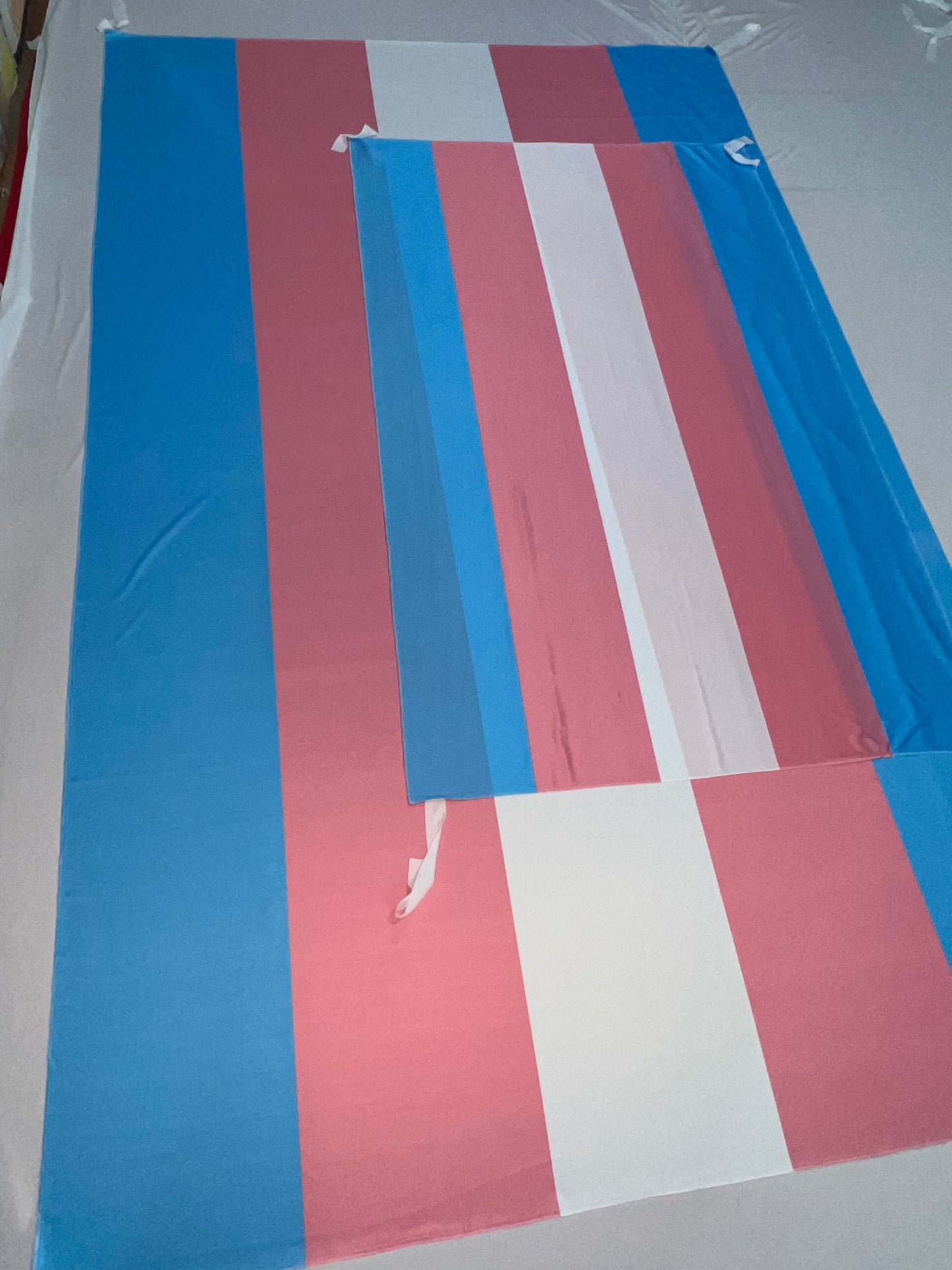 Bandera del Orgullo Trans – 1,50 x 1,00 m / 2,50 x 1,50 m – Tela Resistente – Envío Gratis a Todo el País