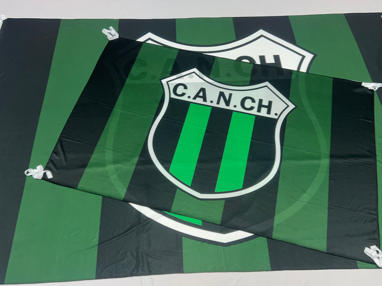 Banderas de Nueva Chicago – 1,50 x 1,00 m / 2,50 x 1,50 m – Tela Resistente – Envío Gratis a Todo el País 🇦🇷