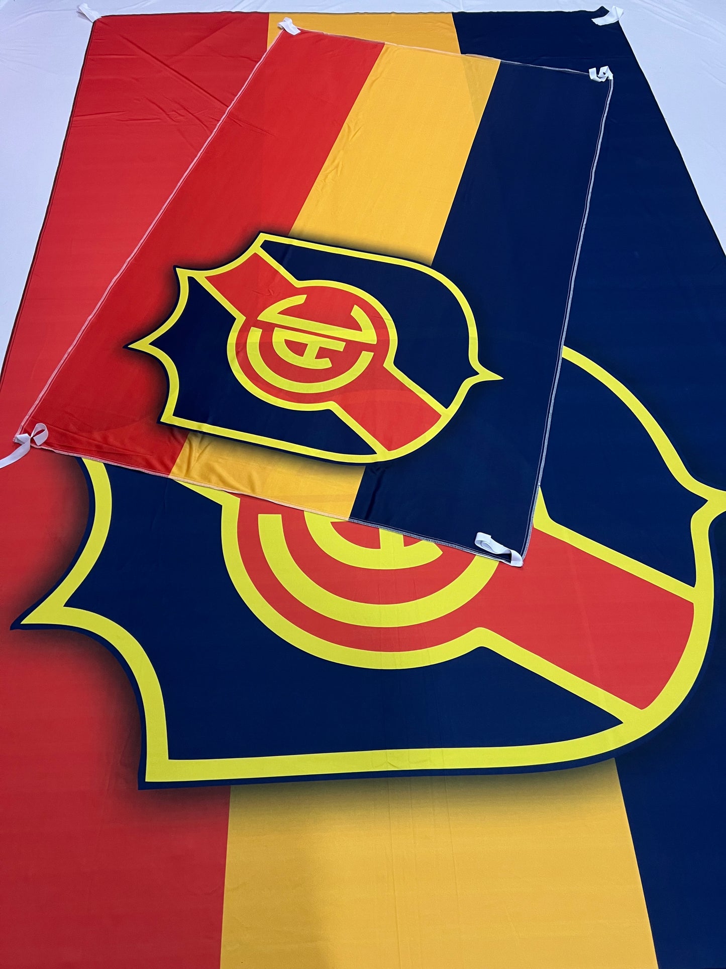 Bandera de Colegiales 🟡🔴🔵 Orgullo Tricolor – Personalizadas y Envío Gratis