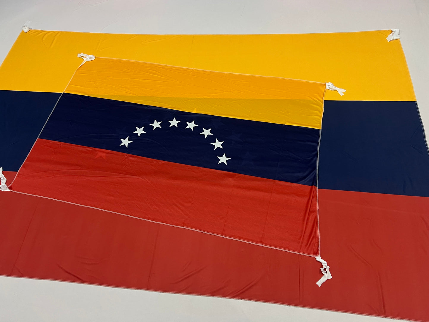 Banderas de Venezuela – 1,50 x 1,00 m / 2,50 x 1,50 m – Tela Resistente – Envío Gratis a Todo el País 🇻🇪