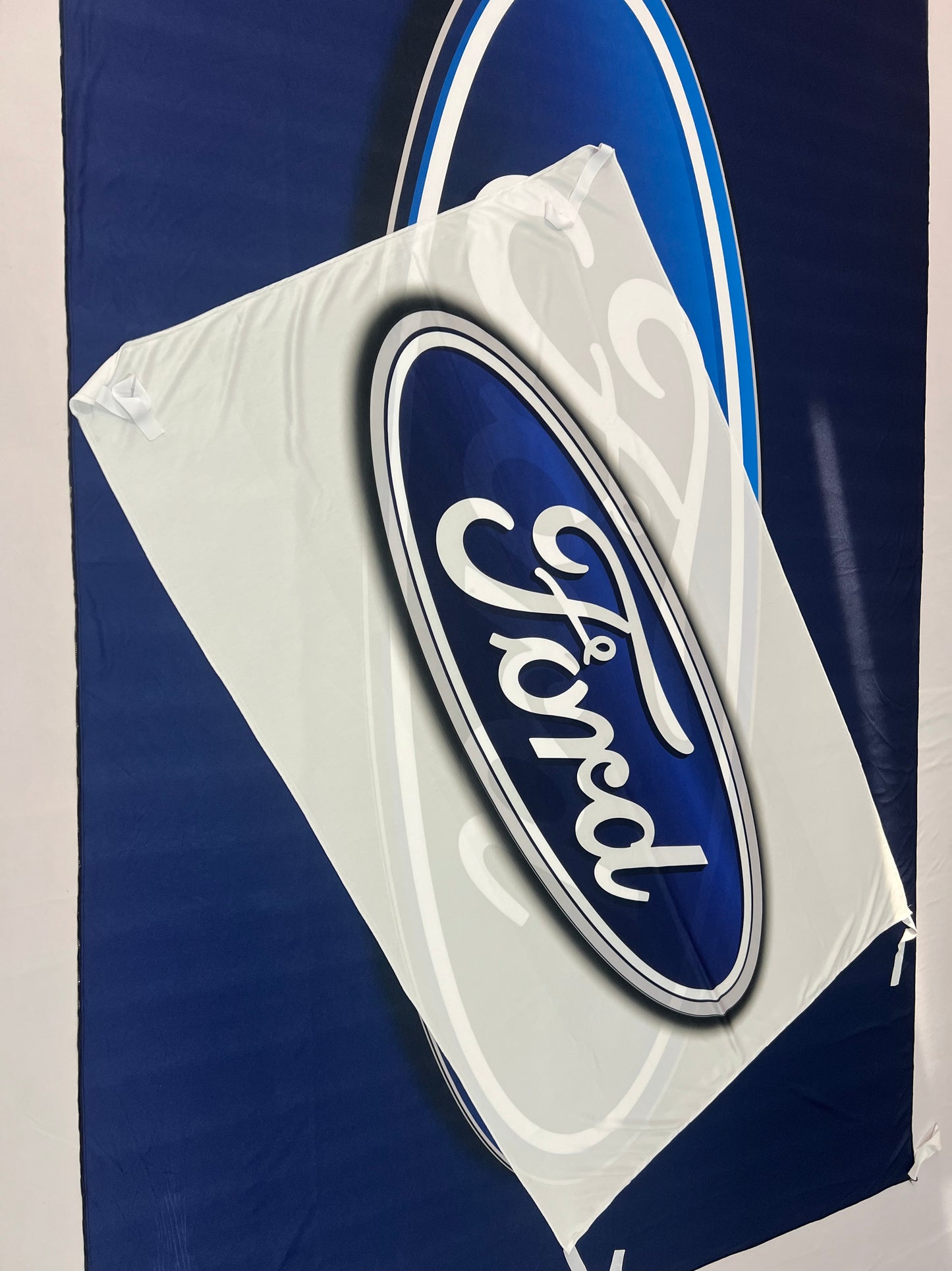 Banderas de Ford (Blanca)– 1,50 x 1,00 m / 2,50 x 1,50 m – Tela Resistente – Envío Gratis a Todo el País 🇦🇷
