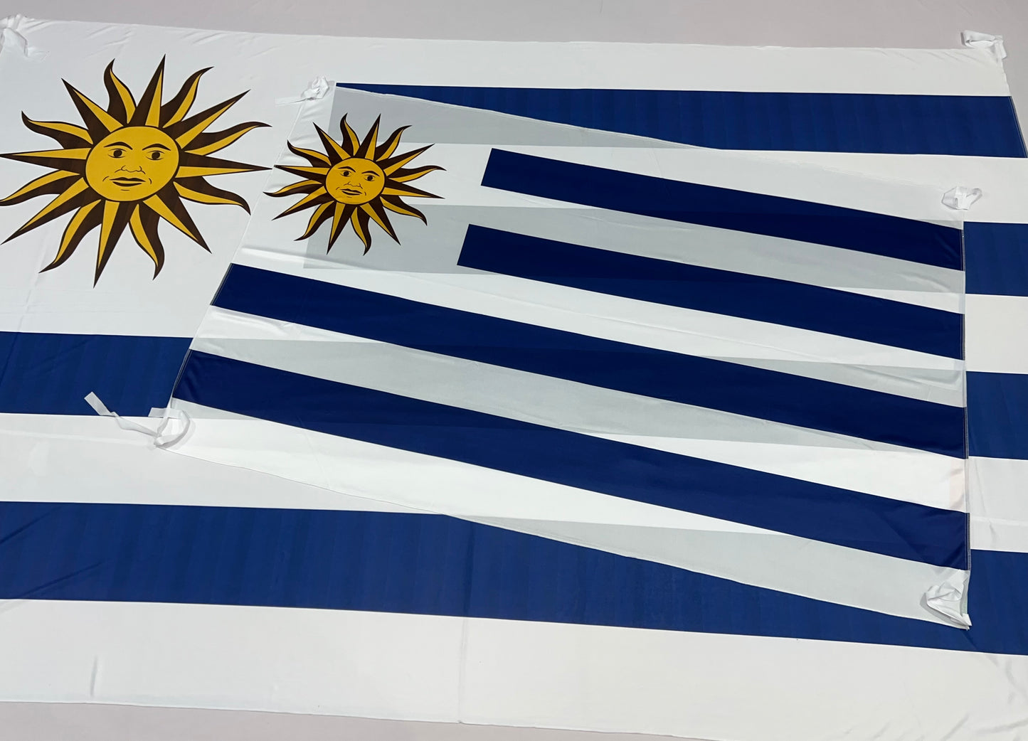 Banderas de Uruguay – 1,50 x 1,00 m / 2,50 x 1,50 m – Tela Resistente – Envío Gratis a Todo el País 🇺🇾