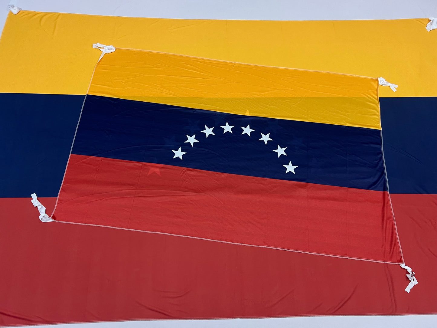 Banderas de Venezuela – 1,50 x 1,00 m / 2,50 x 1,50 m – Tela Resistente – Envío Gratis a Todo el País 🇻🇪