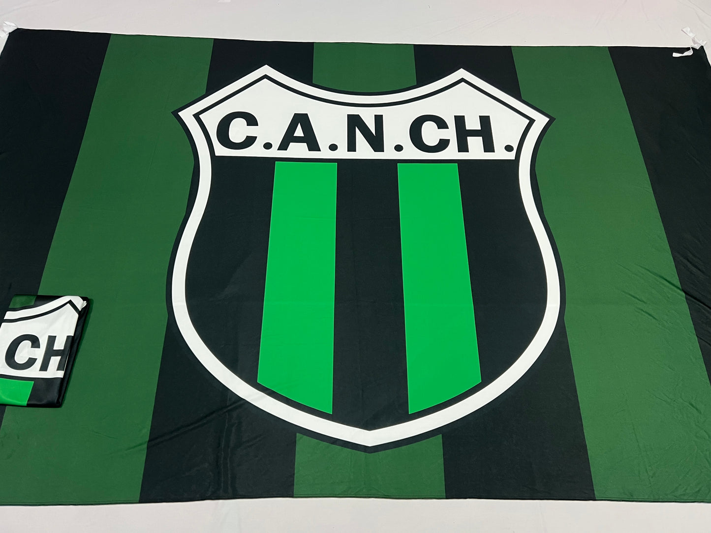 Banderas de Nueva Chicago – 1,50 x 1,00 m / 2,50 x 1,50 m – Tela Resistente – Envío Gratis a Todo el País 🇦🇷
