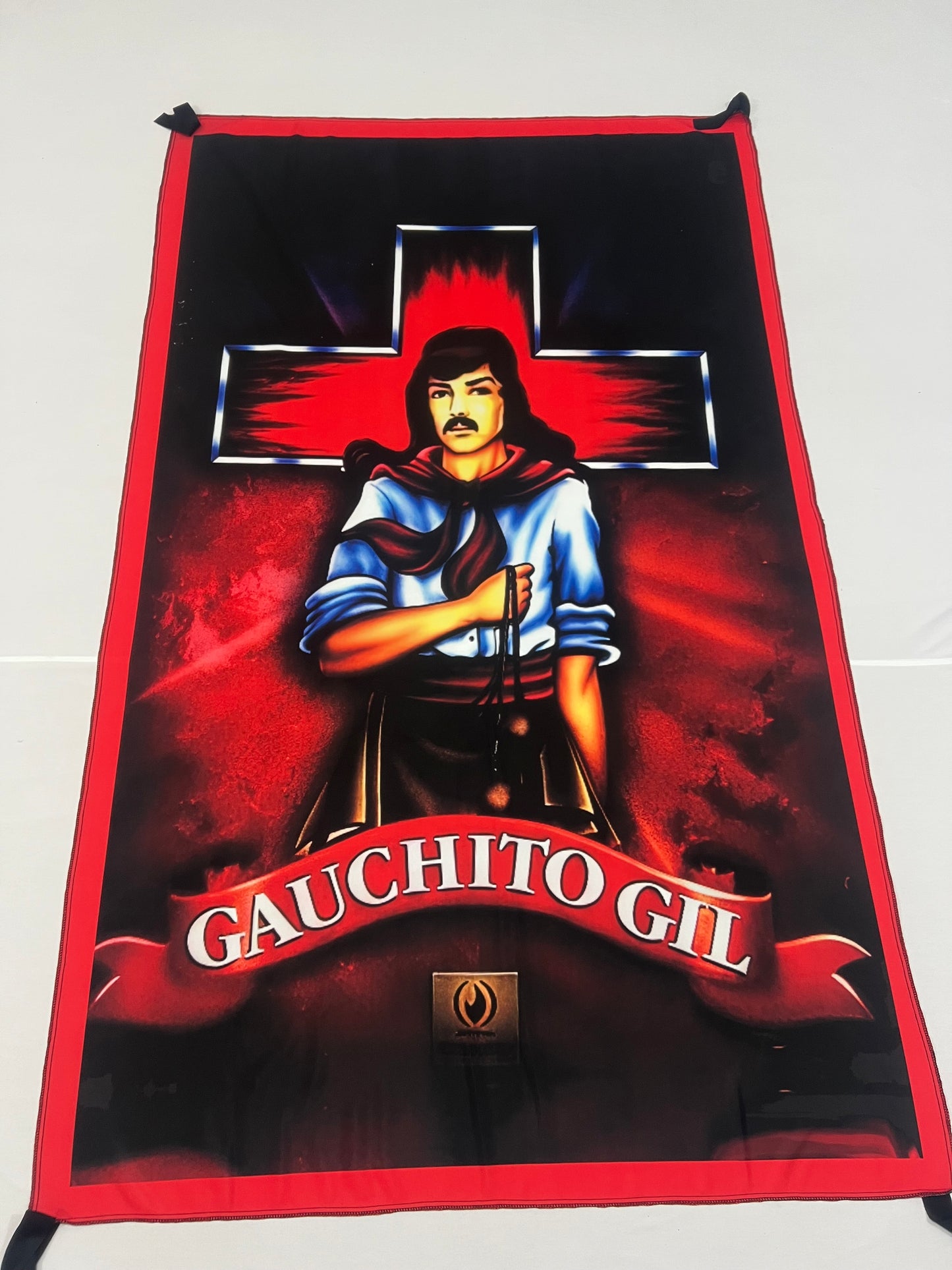 Bandera Gauchito Gil – 1,50 x 1,00 m / 2,50 x 1,50 m – Tela Resistente – Envío Gratis a Todo el País