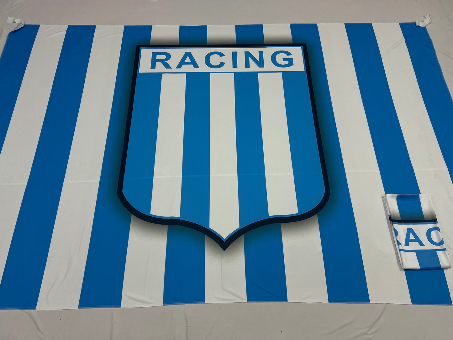 Banderas de Racing Club – 1,50 x 1,00 m / 2,50 x 1,50 m – Tela Resistente – Envío Gratis a Todo el País 🇦🇷
