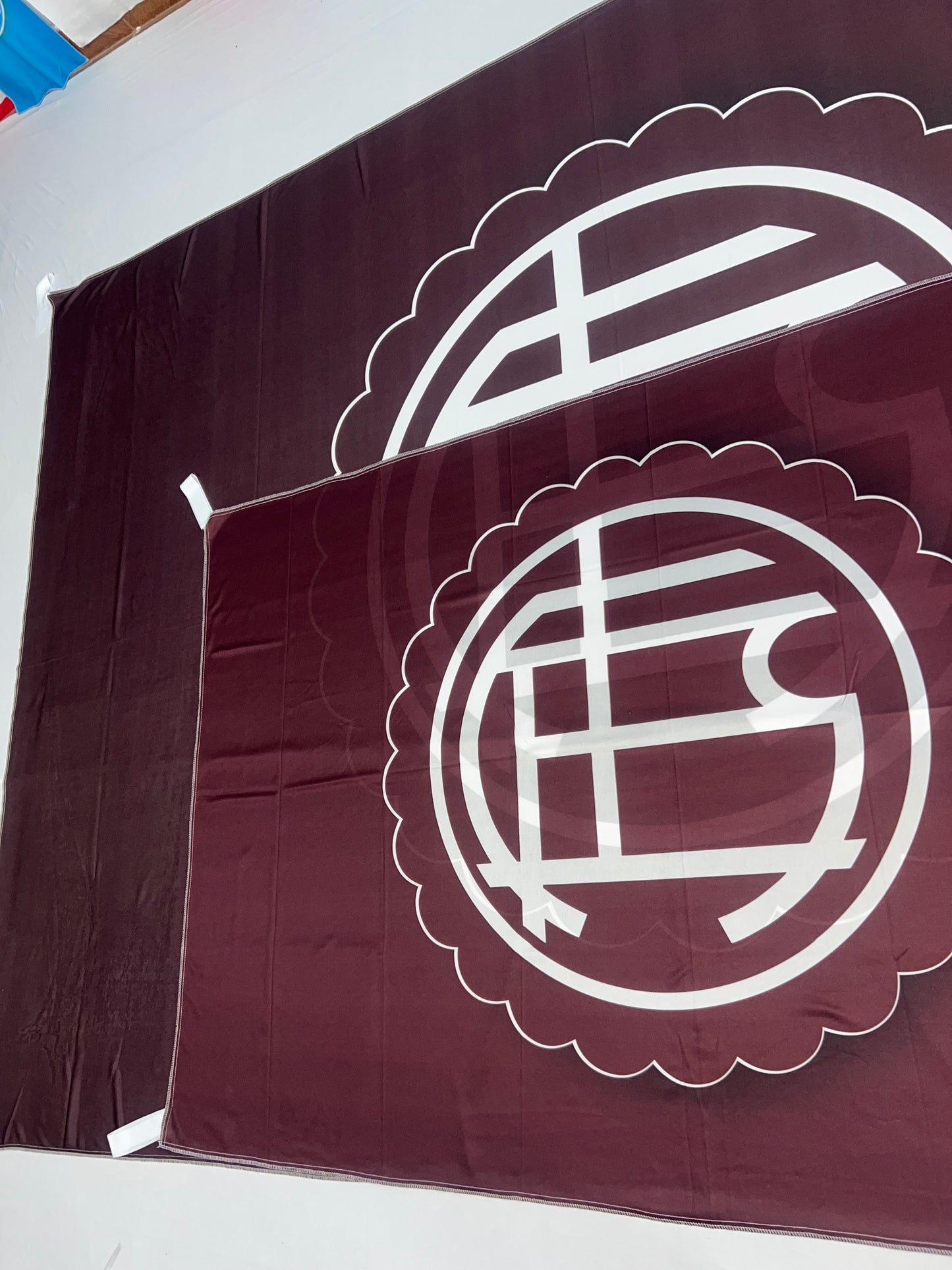 Bandera Lanús – 1,50 x 1,00 m / 2,50 x 1,50 m – Tela Resistente – Envío Gratis a Todo el País