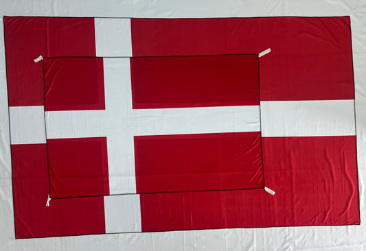 Bandera de Dinamarca  – 1,50 x 1,00 m / 2,50 x 1,50 m – Tela Resistente – Envío Gratis a Todo el País