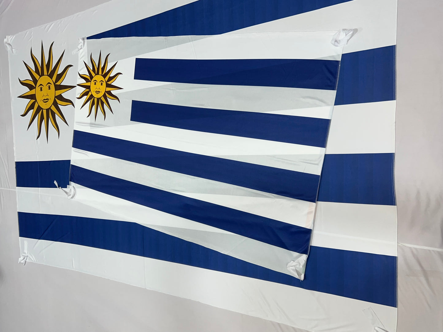Banderas de Uruguay – 1,50 x 1,00 m / 2,50 x 1,50 m – Tela Resistente – Envío Gratis a Todo el País 🇺🇾