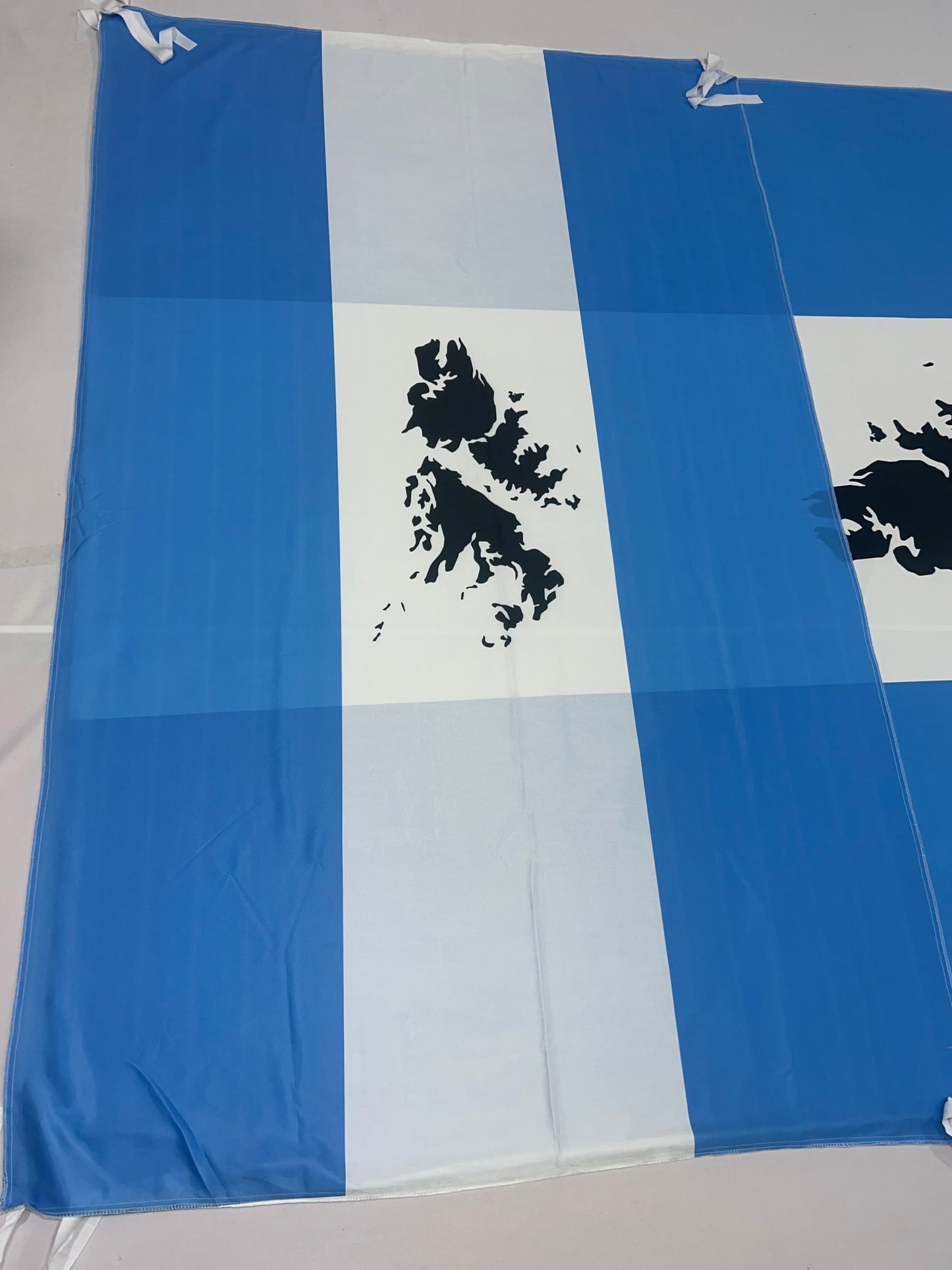 Banderas de Malvinas Argentinas (modelo 1 )– 1,50 x 1,00 m / 2,50 x 1,50 m – Tela Resistente – Envío Gratis a Todo el País 🇦🇷