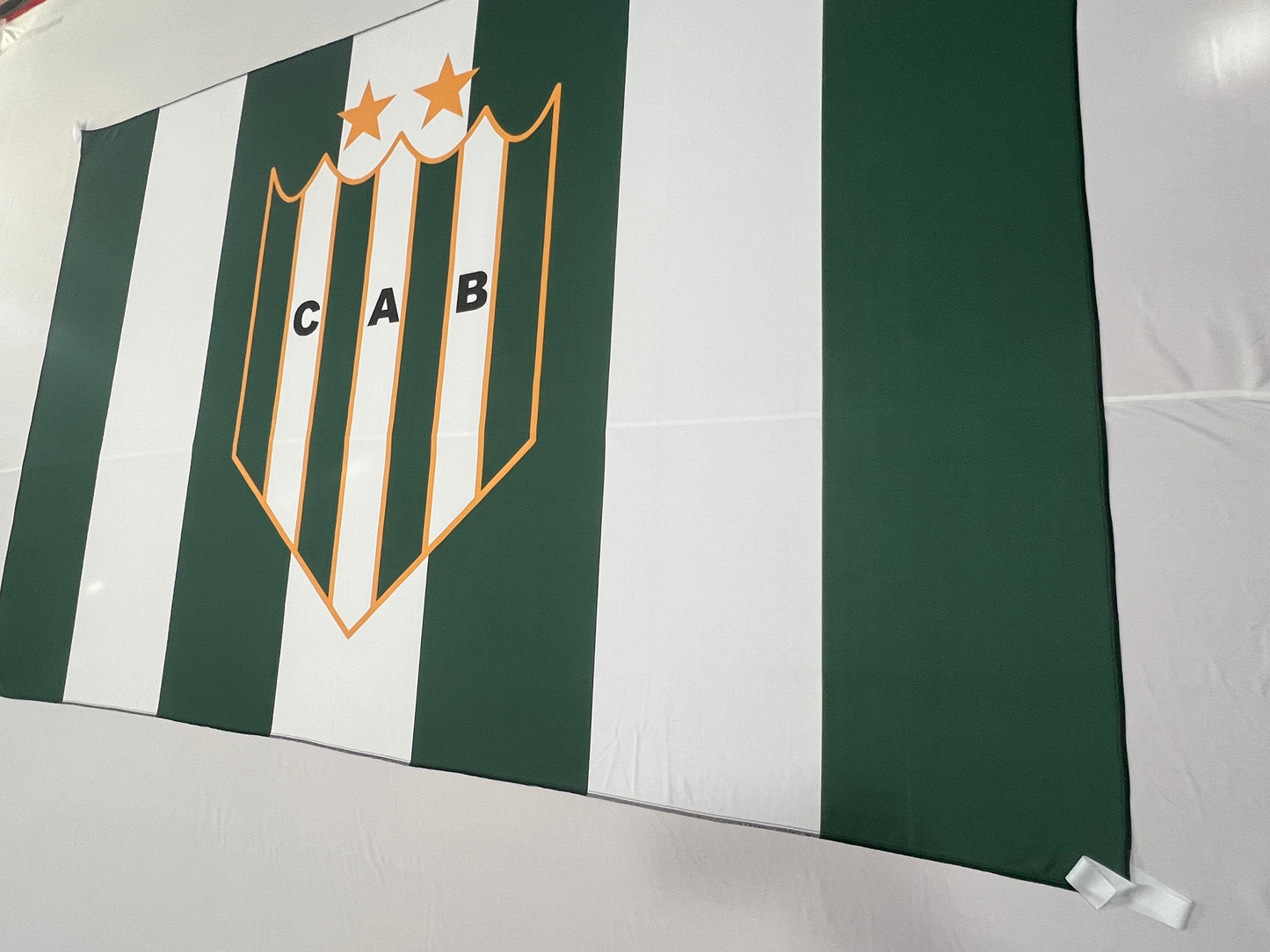 Bandera Banfield (Doble Raya) – 1,50 x 1,00 m / 2,50 x 1,50 m – Tela Resistente – Envío Gratis a Todo el País