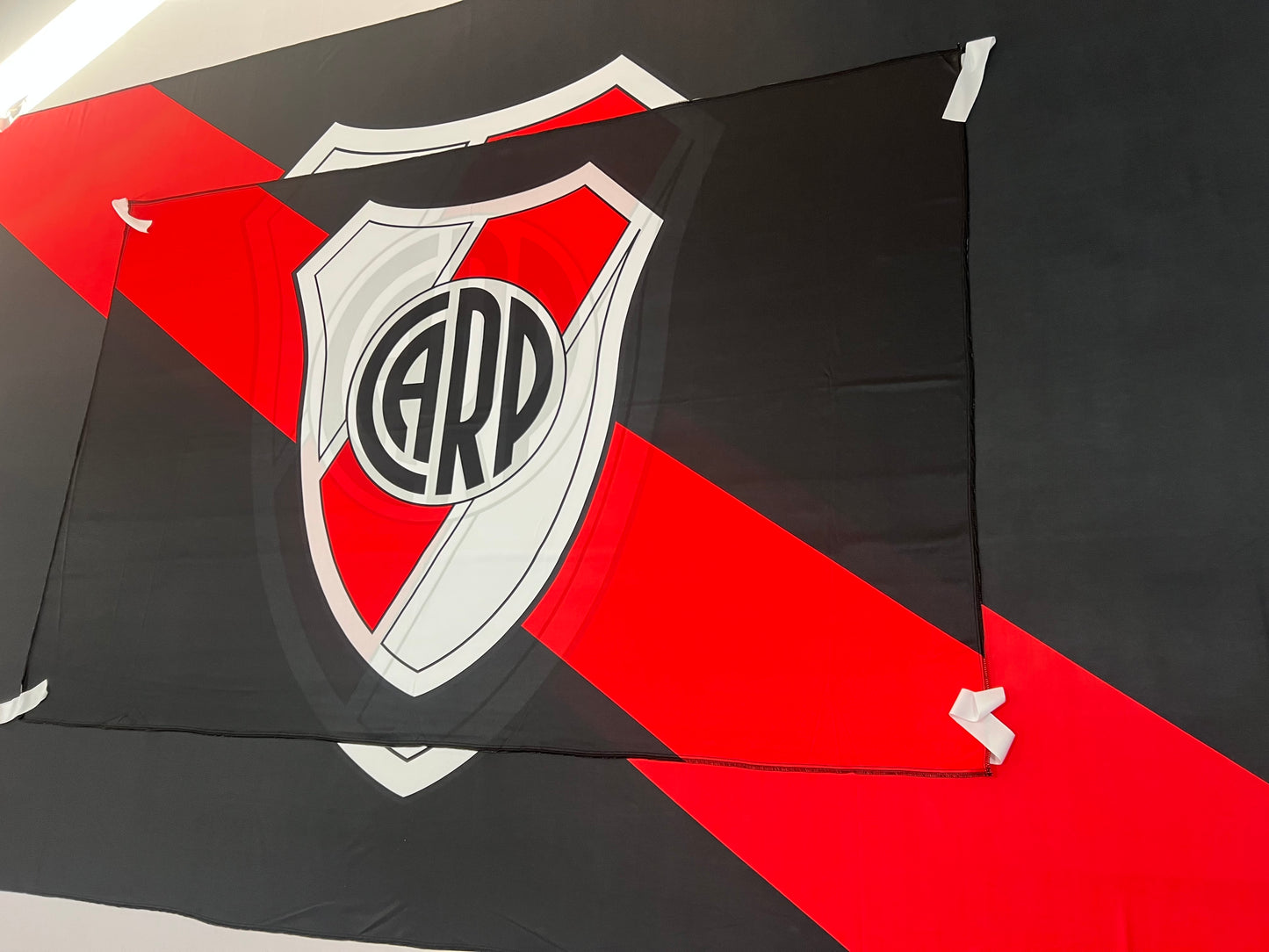 Bandera River (Negra) – 1,50 x 1,00 m / 2,50 x 1,50 m – Tela Resistente – Envío Gratis a Todo el País