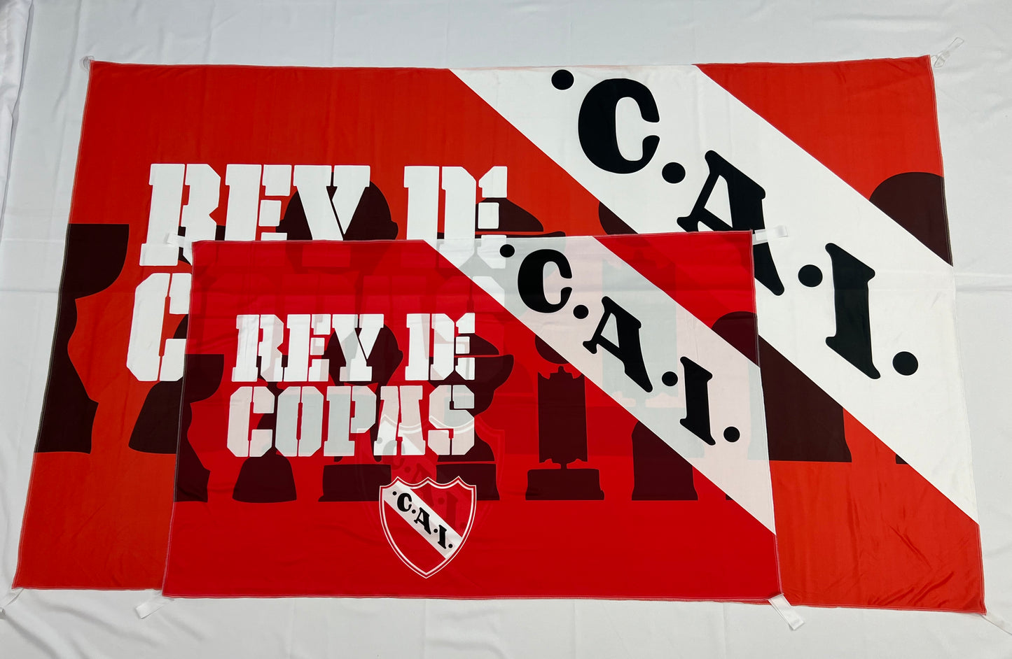 Banderas de independiente Rey de Copas – 1,50 x 1,00 m / 2,50 x 1,50 m – Tela Resistente – Envío Gratis a Todo el País 🇦🇷