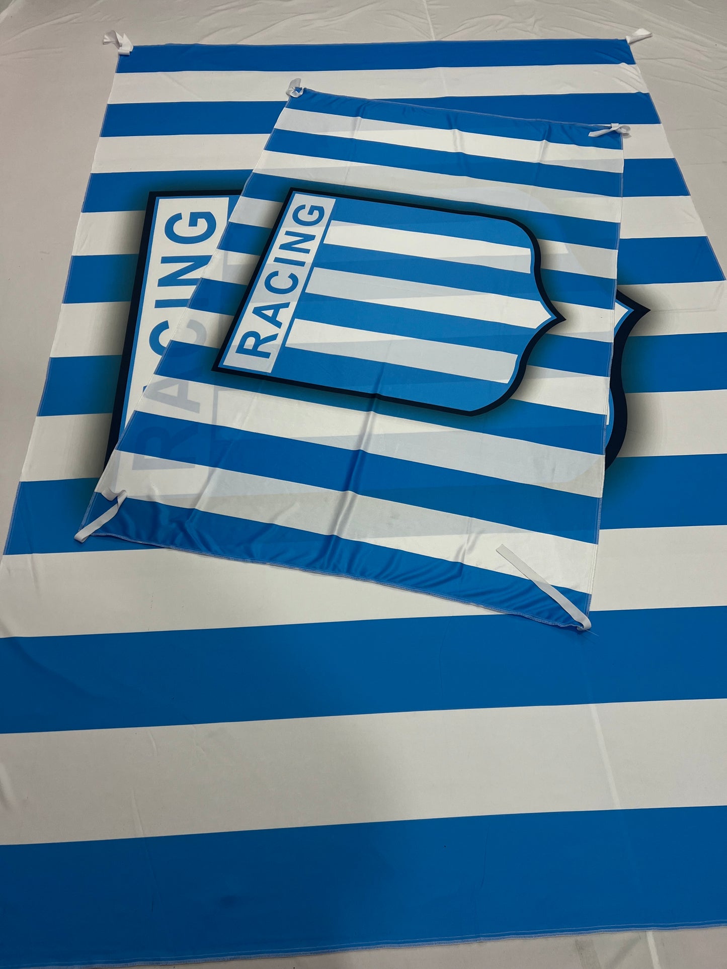 Banderas de Racing Club – 1,50 x 1,00 m / 2,50 x 1,50 m – Tela Resistente – Envío Gratis a Todo el País 🇦🇷