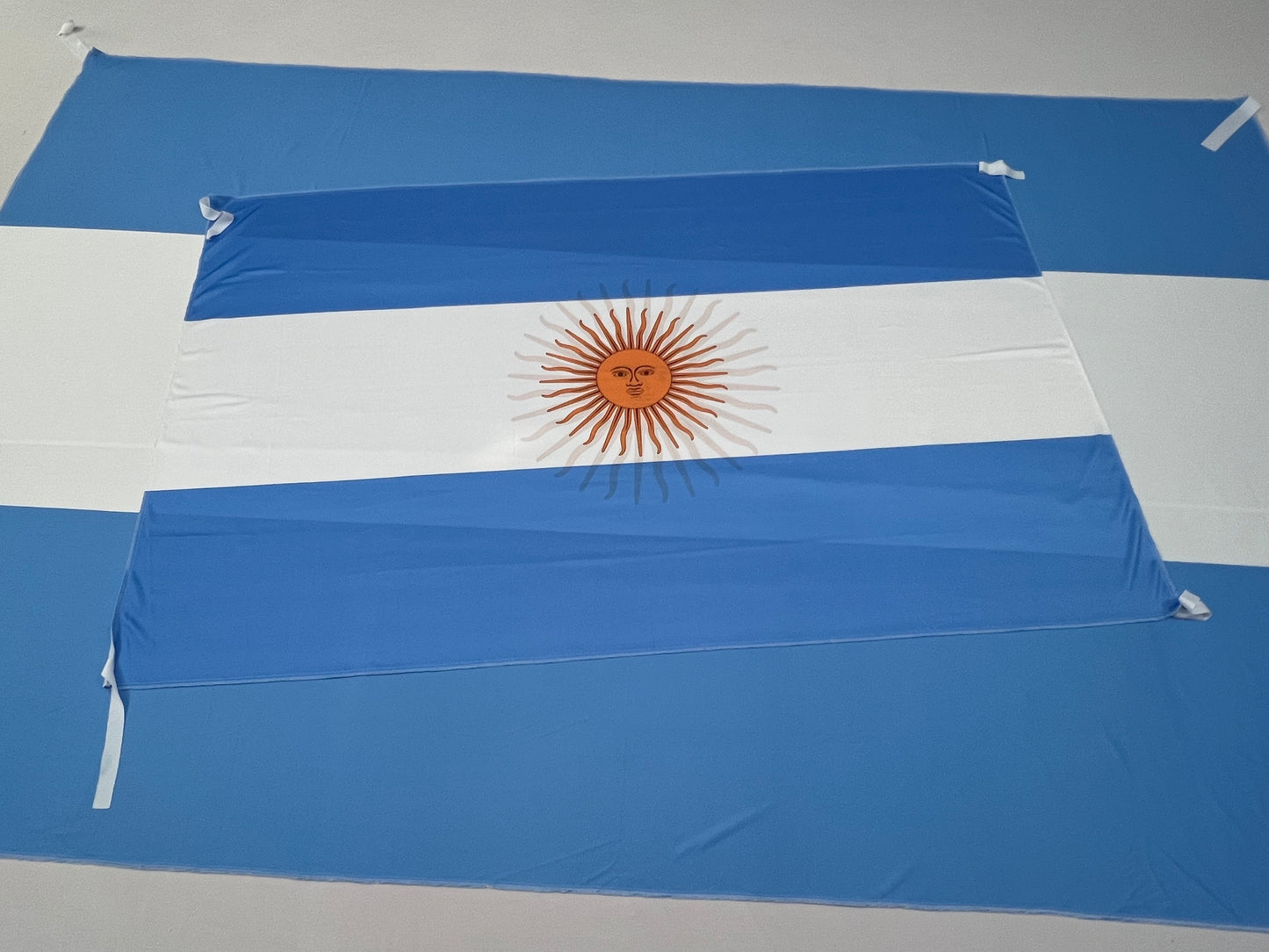 Bandera Argentina – 1,50 x 1,00 m / 2,50 x 1,50 m – Tela Resistente – Envío Gratis a Todo el País