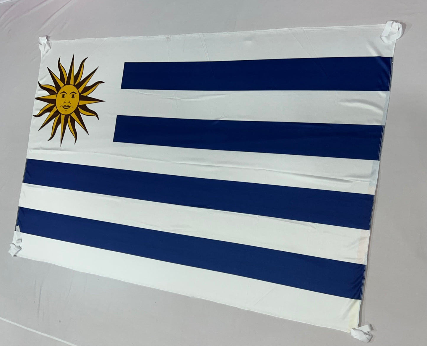 Banderas de Uruguay – 1,50 x 1,00 m / 2,50 x 1,50 m – Tela Resistente – Envío Gratis a Todo el País 🇺🇾