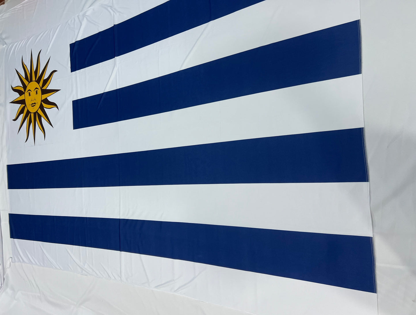 Banderas de Uruguay – 1,50 x 1,00 m / 2,50 x 1,50 m – Tela Resistente – Envío Gratis a Todo el País 🇺🇾